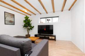Moderne & Fuldt udstyret lejlighed m.plads til 4